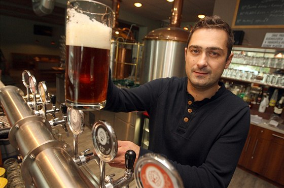 Bývalý hokejový branká Roman echmánek narazil s podnikatelským plánem na vlastní pivovar.