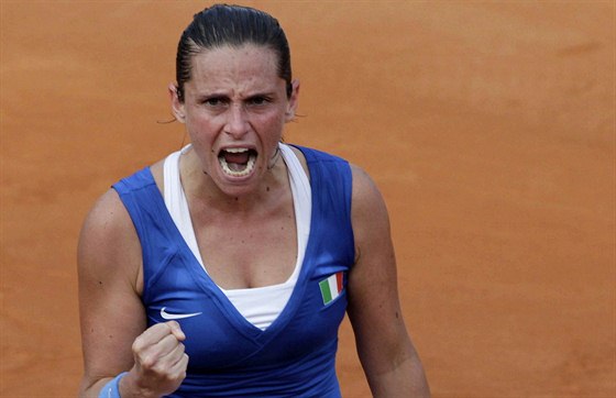 Italská tenistka Roberta Vinciová se raduje z výhry v prvním duelu finále Fed...