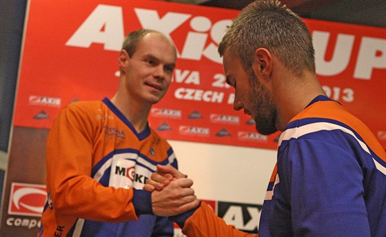 Český plavec Tomáš Fučík (vlevo) přijímá gratulaci od soupeře.