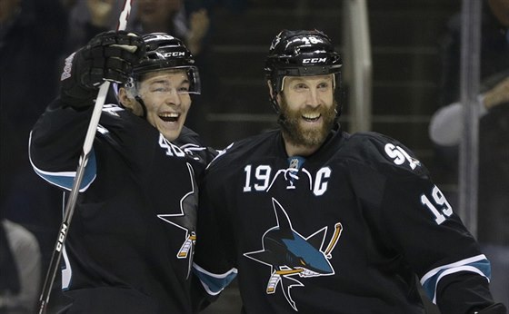 Tomá Hertl (vlevo) a Joe Thornton ze San Jose slaví trefu proti Vancouveru.