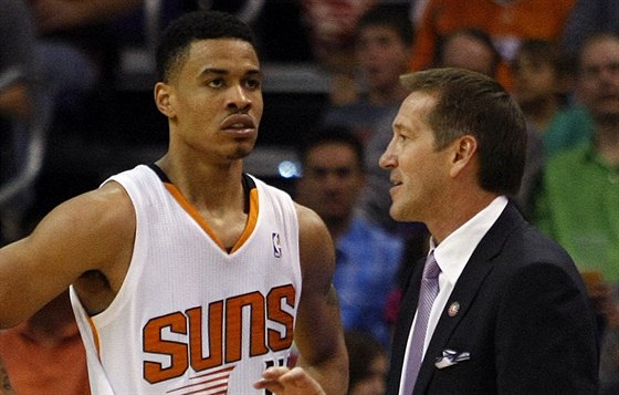 Jeff Hornacek v roli trenéra Phoenixu, radí Geraldu Greenovi.