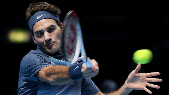 výcarský tenista Roger Federer bhem duelu s Juanem Martinem del Potrem.