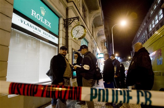 Ve tpánské ulici vyloupili neznámí pachatelé prodejnu luxusních hodinek.