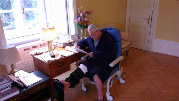 Listopad 2013. Na konci �íjna si Milo� Zeman poranil koleno.  V noci si...