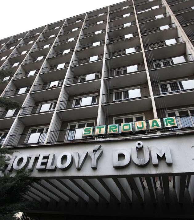 Nkdejí vojenská ubytovna - "hotel" Stroja v Perov, který ministerstvo...