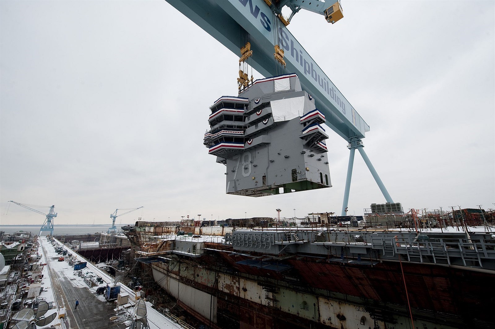 Konstrukce letadlové lodi USS Gerald R. Ford v newportských lod�nicích