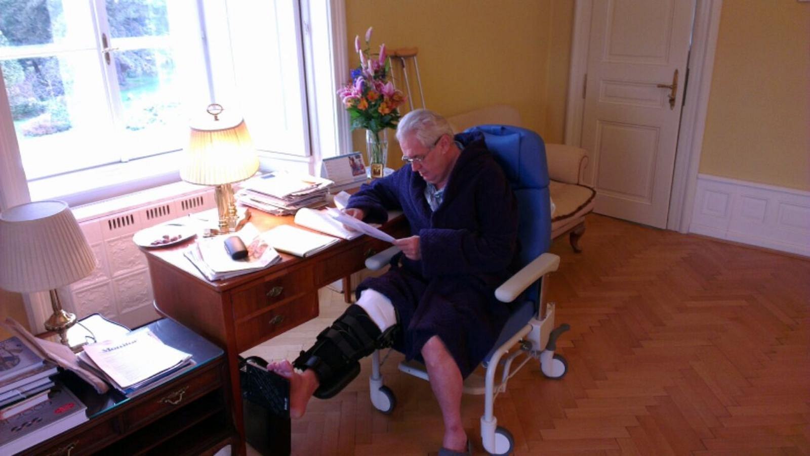 Do pátku m�l Zeman fixovanou celou nohu, te� u� je to jen koleno. Navíc s mo�ností jej ohýbat. Foto je ze za�átku listopadu.