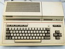 Poíta Sharp MZ-800 je vybavený osmibitovým procesorem Ziolg 80A o frekvenci...