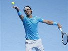 panlský tenista Rafael Nadal podává v utkání na Turnaji mistr.
