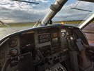 Pohled z kokpitu letadla na ranvej letit ve Vodochodech, které by se za ti...