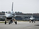 Polské letouny F-16 se pipravují ke startu na letiti v Poznani