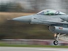 Polský sroj F-16 startuje v Poznani k cviné misi bhem nejvtích manévr