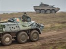 Ukrajinský obrněný transportér BTR-80 během cvičení Sil rychlé reakce NATO v