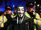 Londýntí policisté se stetli s demonstranty v maskách Guye Fawkese pi