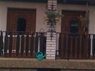 Sklenná výpl levých vstupních dveí domu v Rakovicích na Frýdecko-Místecku