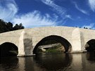 Pvodn kamenný most v Ronov nad Sázavou získal novou bílou fasádu. Stejn by...
