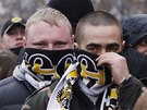Ruského pochodu se zúastnily tisíce mladých lidí v erno-luto-bílých álách
