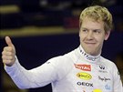 SPOKOJENÝ. Nmecký pilot Sebastian Vettel zvedá palec po kvalifikaci na Velkou