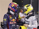 PRVNÍ A TETÍ. Mark Webber (vlevo) pijímá gratulaci od Nika Rosberga po...