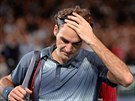 ZKLAMÁNÍ. výcarský tenista Roger Federer po semifinálové poráce opoutí kurt.