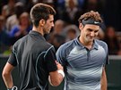 DOBOJOVÁNO. Novak Djokovi a Roger Federer si nad sítí podávají ruce. Znovu se...