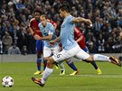 NÁPAH A GÓL. Sergio Agüero z Manchesteru City promuje penaltu.