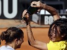 Francesca Schiavoneová dopřává Saře Erraniové spršku šampaňským po italském
