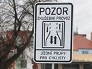 Na nový dopravní prvek upozoruje idie i cyklisty v Uherském Hraditi...