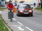 Ve smíených pruzích v Uherském Hraditi auta míjejí cyklisty, kteí jim na...