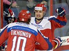 Rutí hokejisté Viktor Tichonov a Enver Lisin se radují z gólu proti védsku.