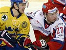 védský hokejista David Ullström (vlevo) se petlauje s ruským reprezentantem...