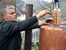 Ivica se také vnuje výrob dekorativních lahví k uchování pálenky.