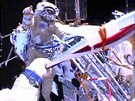 Na snímk NASA drí pochode ve vesmíru u ISS Oleg Kotov,  prstem ukazuje druhý...