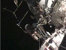 Rutí kosmonauti Oleg Kotov a Sergej Rjazanskij pózují ve vesmíru s olympijskou...