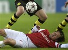 NEBOJÁCN. Tomá Rosický z Arsenalu padá pod nohy fotbalist Dortmundu.