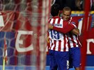 EUFORIE V MADRIDU. Hrái Atlétika se radují z gólu Mirandy (vpravo) proti