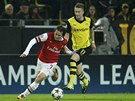 JDU PO TOB. Reus z Dortmundu nahání Rosického z Arsenalu.