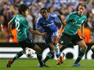 PROTI PESILE. Samuel Eto'o z Chelsea se snaí prosadit proti obran Schalke.