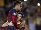 NEJVTÍ HVZDY BARCELONY. Neymar (nahoe) gratuluje Lionelovi Messimu ke gólu