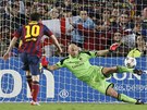BEZPEN PROMNNO. Barcelonský Lionel Messi posílá mí ze znaky pokutového