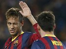 DOBE JSI TO KOPNUL. Neymar (vlevo) chválí barcelonského spoluhráe Messiho za