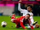 FAUL? Jan Morávek z Augsburgu zastavuje Francka Ribéryho z Bayernu Mnichov.