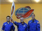 Olympijskou pochodeň veze do vesmíru posádka ve složení Kojči Wakata (vlevo),...