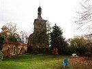 Fara stojí vedle kostela sv. Václava s gotickou ví, která je významnou...