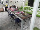 Posezení na zahrad nabízí také prostorná letní kuchyn s pergolou, pod kterou...