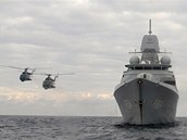 Průlet dvojice protiponorkových Vrtulníků Mi-14 "Haze" kolem nizozemské