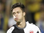 Vclav Kadlec polyk porku Eintrachtu Frankfurt v Evropsk lize. 