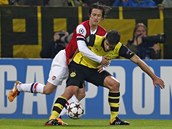FAUL? Tom Rosick z Arsenalu napad Sokratise z Dortmundu.