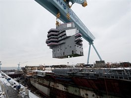 Konstrukce letadlové lodi USS Gerald R. Ford v newportských loděnicích