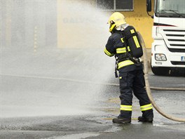 Kyselina unikla z rozbitého kontejneru, který dlníci vyloili z kamionu.